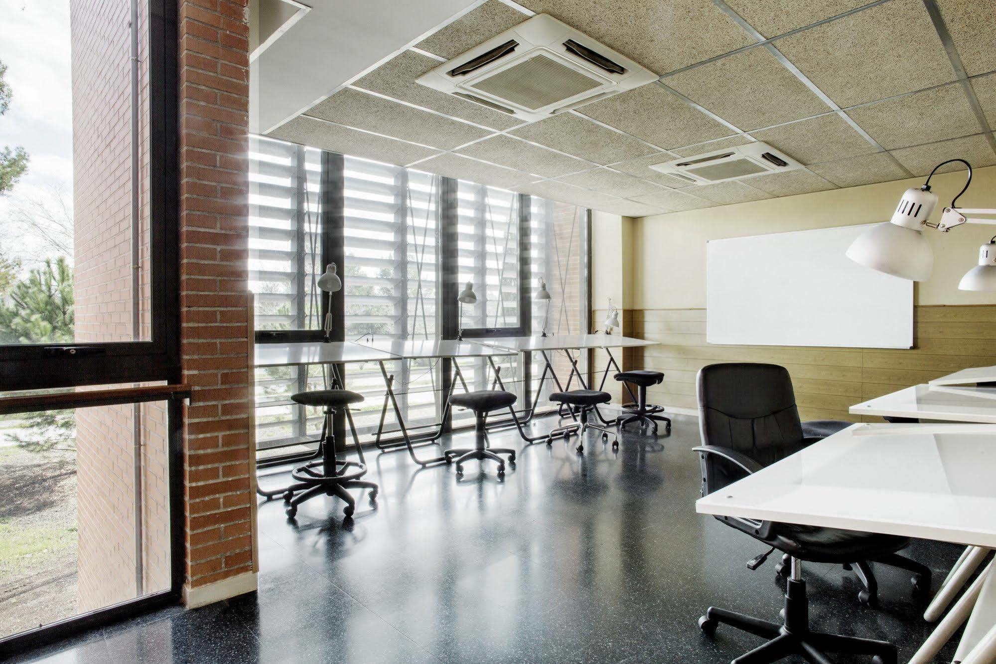 Residencia Universitaria Resa Giner De Los Rios Alcala de Henares Exterior photo